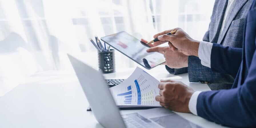Using tablet pc, Consultant between bookkeepers and accounting lawyer consultation